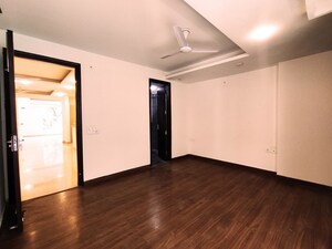 Room in 3 BHK Apartment at Sushant Lok I – for Rent