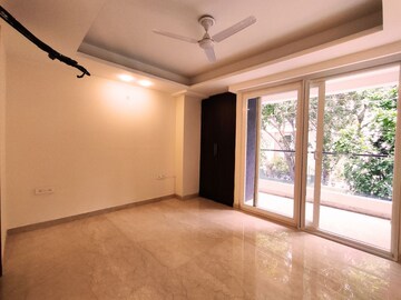 Room in 3 BHK Apartment at Sushant Lok I – for Rent