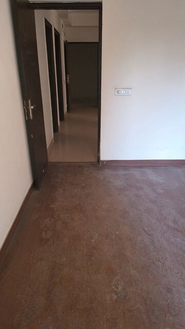 Room in 3 BHK Apartment at Amrapali Crystal Homes, Sector 76 – for Rent