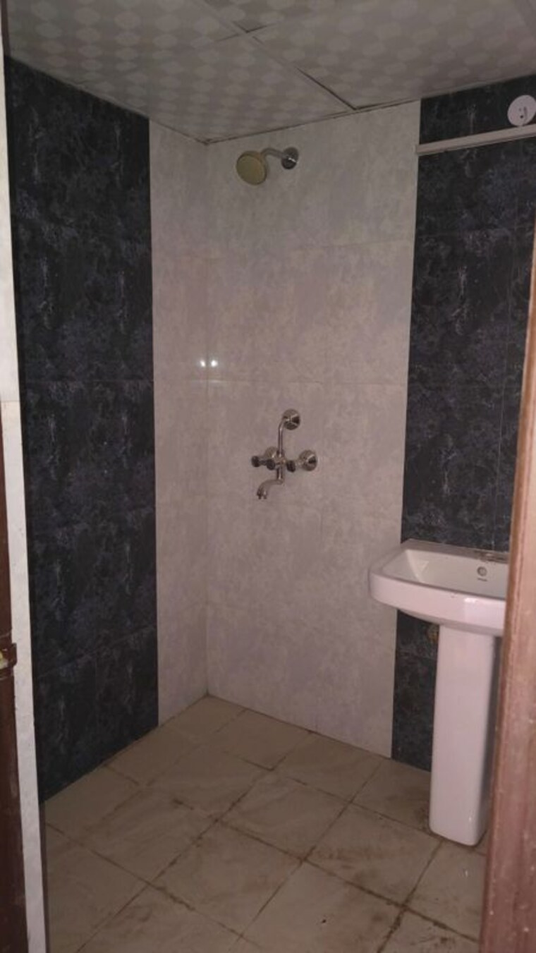Bathroom, amrapali-crystal-homes 3 Bedroom 1700 Sq.Ft. Apartment In Sector 76 Noida 9802167