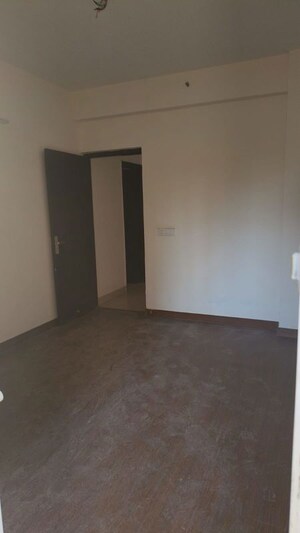 Room in 3 BHK Apartment at Amrapali Crystal Homes, Sector 76 – for Rent