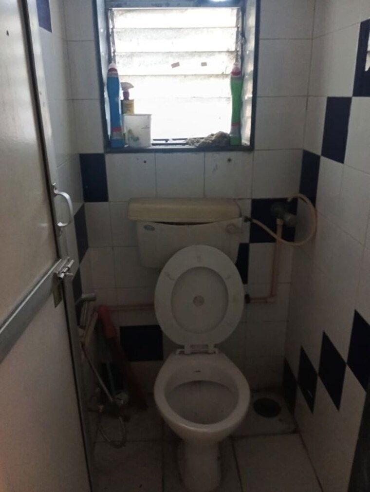 Bathroom, andheri east 1 RK 399 Sq.Ft. Apartment In Andheri East Mumbai 9802171