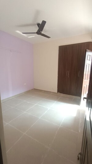 Room in 2 BHK Apartment at Supertech Cape Town, Sector 74 – for Rent