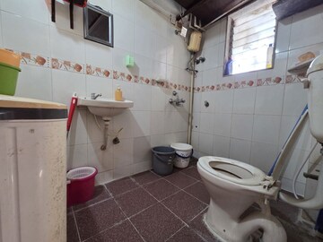 Bathroom in 1 BHK Apartment at Summit Apartment, Goregaon East – for Rent