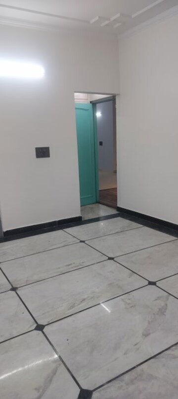 Room in 4 BHK Builder Floor at Janakpuri – for Rent