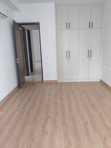 Room in 3 BHK Apartment at Capital Residency 360, Sector 70a – for Sale