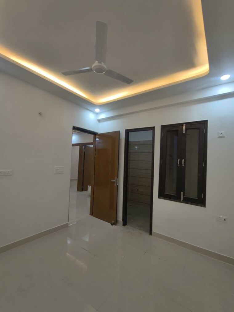 Room, sector 73 3 Bedroom 1400 Sq.Ft. Builder Floor In Sector 73 Noida 9803900