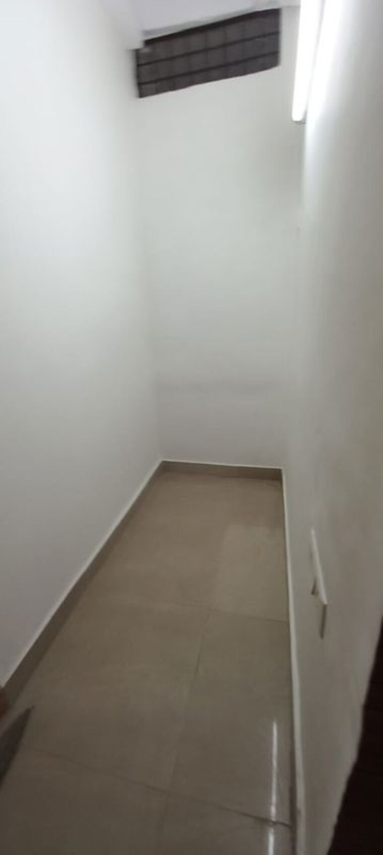 Room, sector 4 dwarka 3 Bedroom 1500 Sq.Ft. Apartment In Sector 4 Dwarka Delhi 9804359