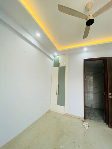 Room in 3.5 BHK Builder Floor at Smart World Gems, Sector 89 – for Rent