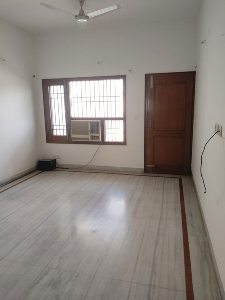 Room, sector 6 3 Bedroom 2300 Sq.Ft. Independent House In Sector 6 Panchkula 9804644