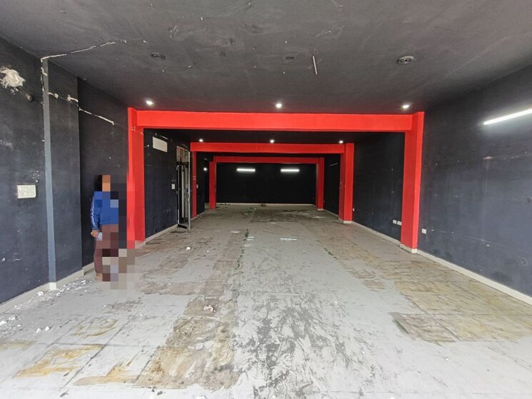  Parking, gomti nagar Commercial Office Space 1805 Sq.Ft. In Gomti Nagar Lucknow 9804593