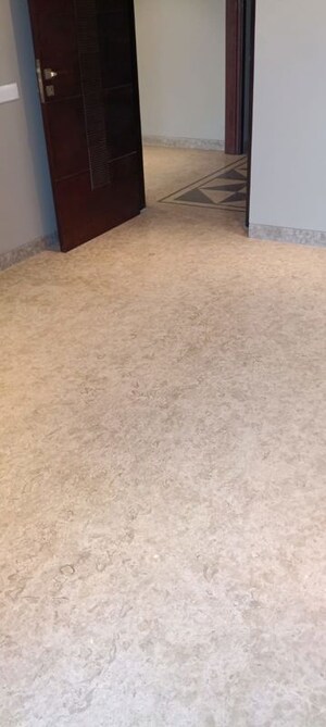 Room in 3 BHK Builder Floor at Sarvodaya Enclave – for Sale