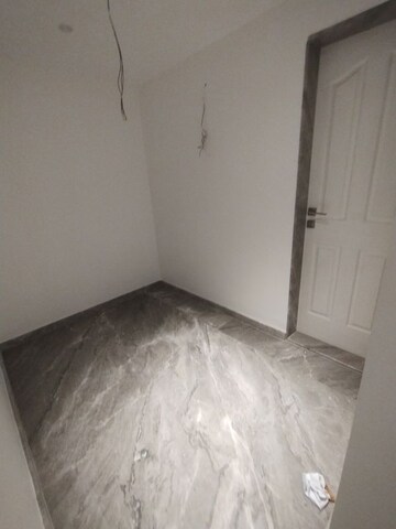 Room in 4 BHK Apartment at Juhu Scheme, Juhu – for Rent