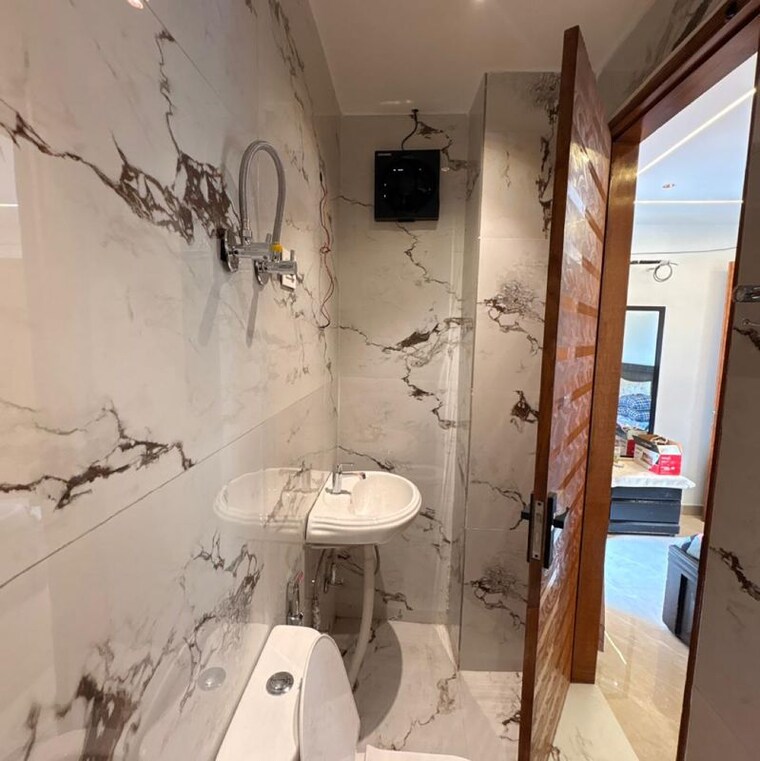 Bathroom, lajpat nagar i 2 Bedroom 900 Sq.Ft. Builder Floor In Lajpat Nagar I Delhi 9804840