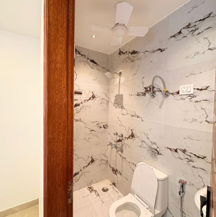 Attached Bathroom, lajpat nagar i 2 Bedroom 900 Sq.Ft. Builder Floor In Lajpat Nagar I Delhi 9804840