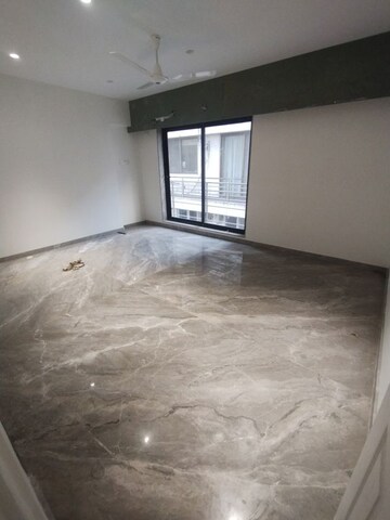 Room in 4 BHK Apartment at Juhu Sangeeta CHS, Khar West – for Rent