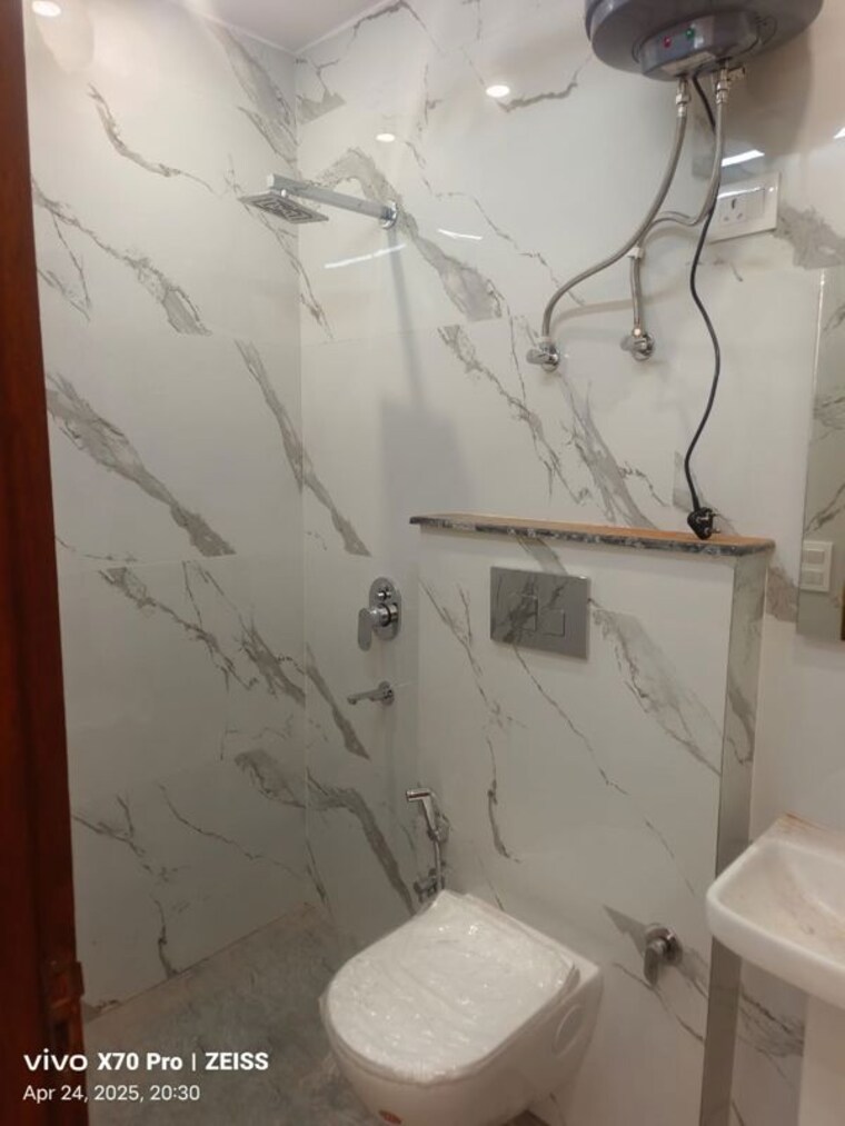 Bathroom, east of kailash 3 Bedroom 1440 Sq.Ft. Builder Floor In East Of Kailash Delhi 9805035