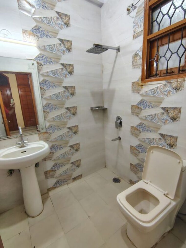 Bathroom, ardee-mall 3 Bedroom 300 Sq.Ft. Apartment In Sector 52 Gurgaon 9805477