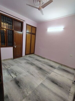 Room in 3 BHK Apartment at Ardee Mall, Sector 52 – for Rent