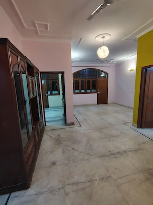 Room in 3 BHK Apartment at Ardee Mall, Sector 52 – for Rent