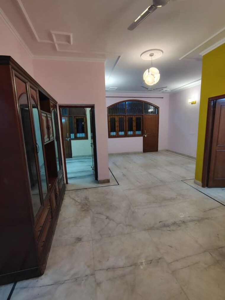 Room, ardee-mall 3 Bedroom 300 Sq.Ft. Apartment In Sector 52 Gurgaon 9805477