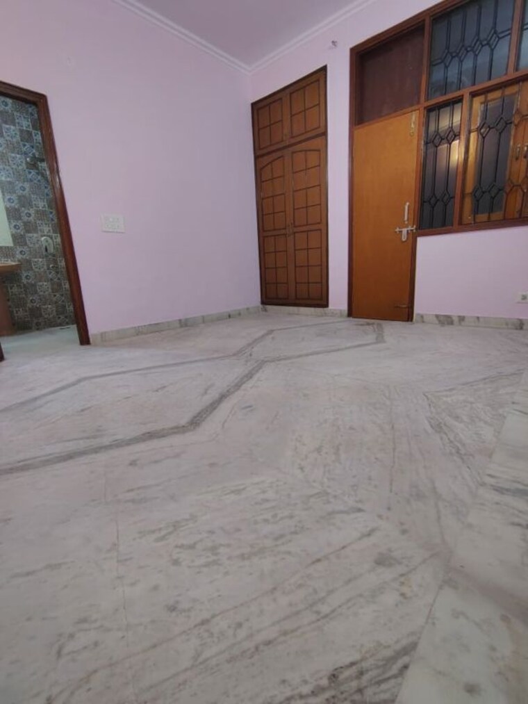 Room, ardee-mall 3 Bedroom 300 Sq.Ft. Apartment In Sector 52 Gurgaon 9805477