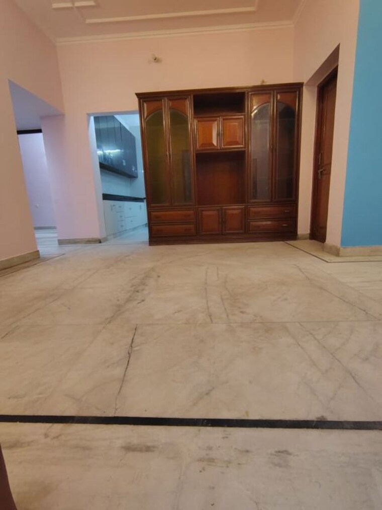 Room, ardee-mall 3 Bedroom 300 Sq.Ft. Apartment In Sector 52 Gurgaon 9805477