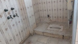 Bathroom in 1 BHK Builder Floor at Vaishali Sector 3 – for Rent