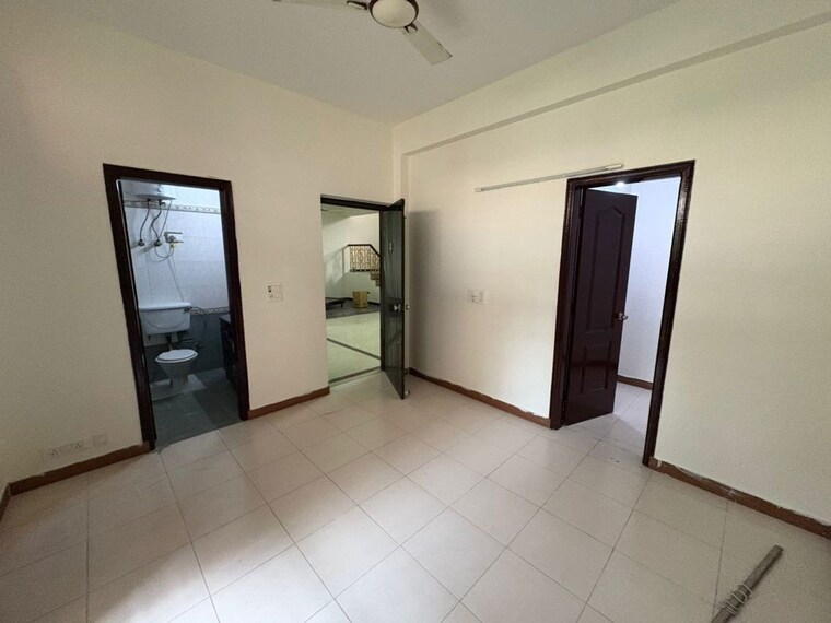 Room, sector 22 3 Bedroom 396 Sq.Yd. Builder Floor In Sector 22 Gurgaon 9805513