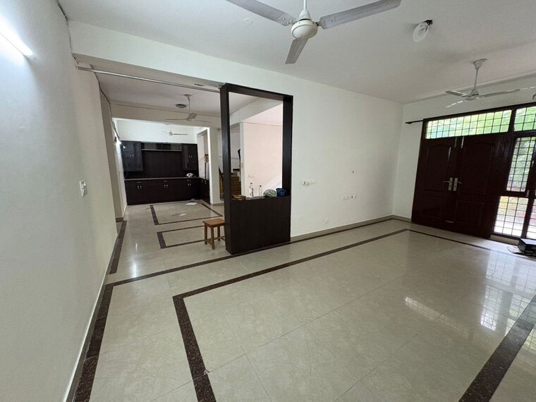  Parking, sector 22 3 Bedroom 333 Sq.Yd. Builder Floor In Sector 22 Gurgaon 9805520