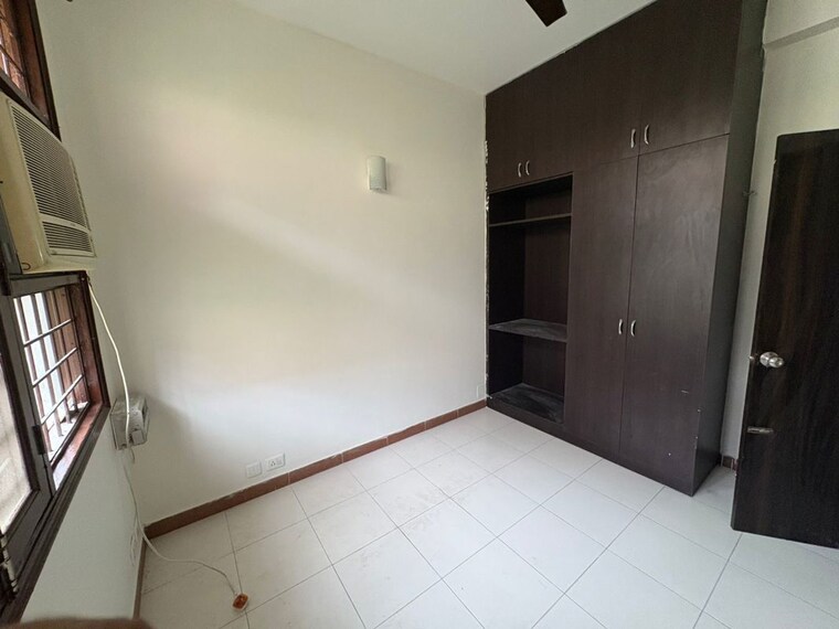 Room, sector 22 3 Bedroom 335 Sq.Yd. Builder Floor In Sector 22 Gurgaon 9805572