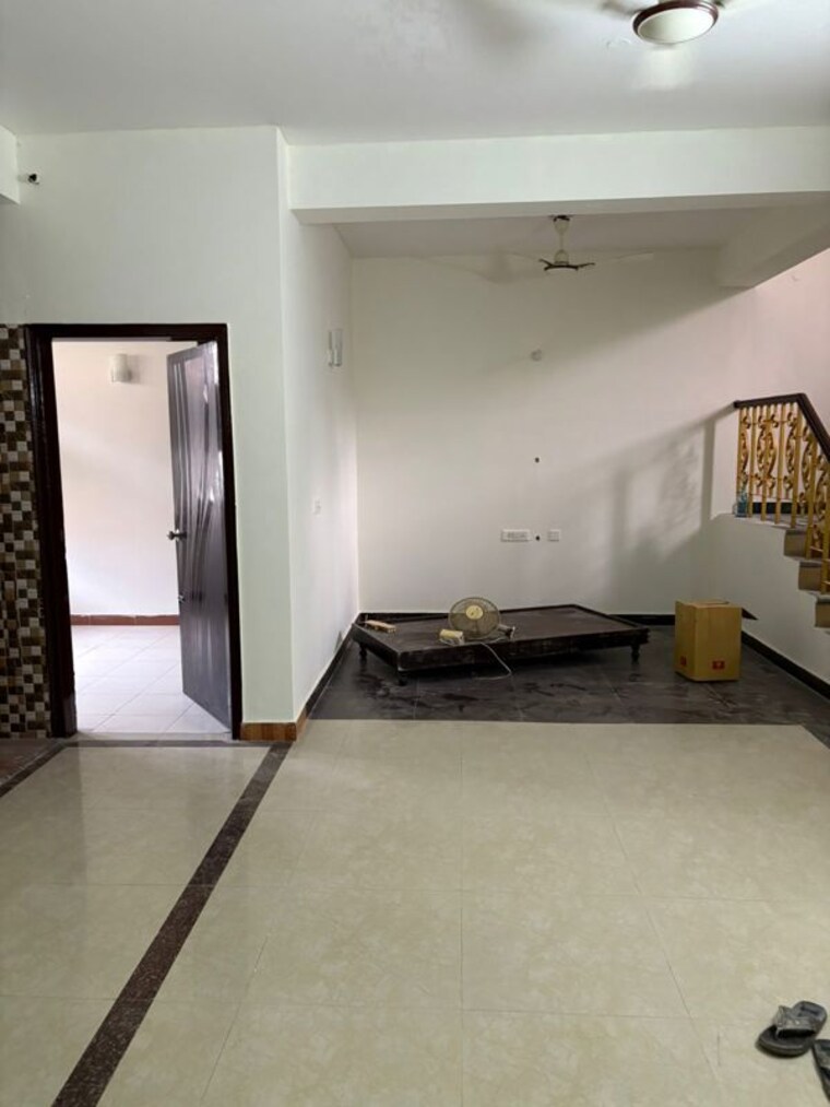 Room, sector 22 3 Bedroom 335 Sq.Yd. Builder Floor In Sector 22 Gurgaon 9805572
