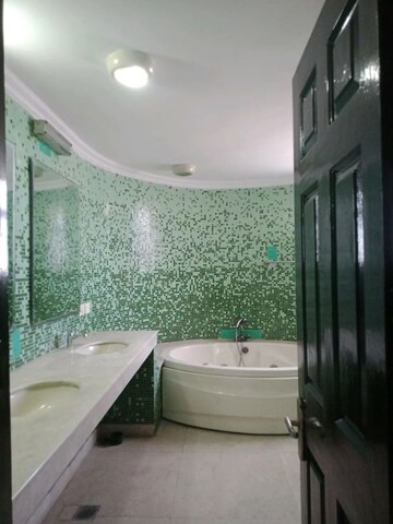 Bathroom in 5 BHK Apartment at Pearls Gateway Tower, Sector 44 – for Rent