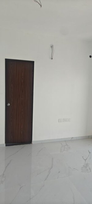 Room in 2 BHK Apartment at Level The Residences, Andheri West – for Rent