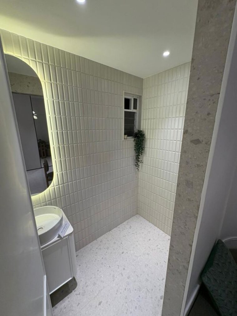 Bathroom, starwing-i-stay 1 Bedroom 406 Sq.Ft. Apartment In Andheri East Mumbai 9805976