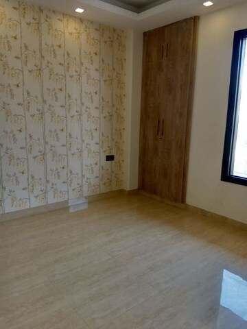 Room in 3.5 BHK Apartment at Ireo Uptown, Sector 66 – for Rent