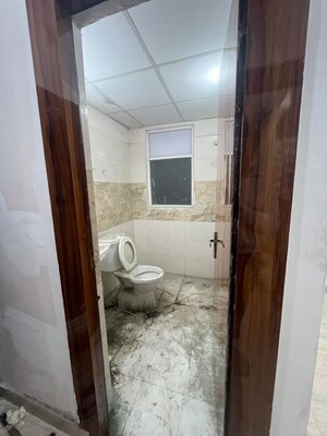 Bathroom in 2.5 BHK Apartment at Amrapali Golf Homes, Sector 4 Greater Noida – for Rent