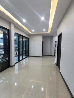 6+ BHK + Pooja Room,Servant Room,Study Room,Extra Room Builder Floor For Rent in Pitampura