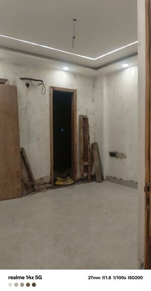 Building Lobby in 3 BHK Builder Floor at Bptp Park Sentosa, Sector 77 – for Sale