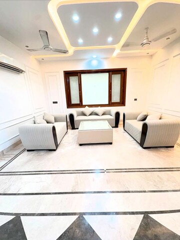 Team Area in 3 BHK Builder Floor at Super Mart 1, Dlf Phase iv – for Rent