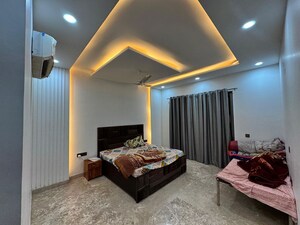 Bedroom in 3 BHK Builder Floor at Super Mart 1, Dlf Phase iv – for Rent