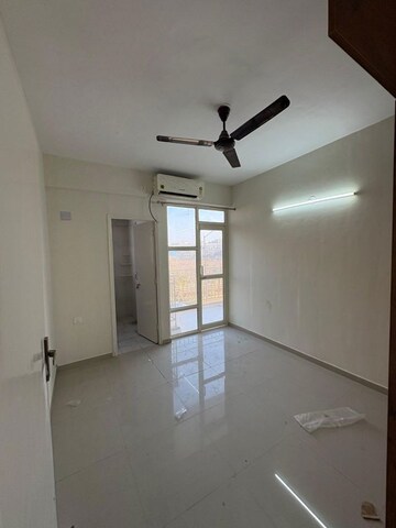 Room in 3 BHK Apartment at Pyramid Altia, Sector 70 – for Rent