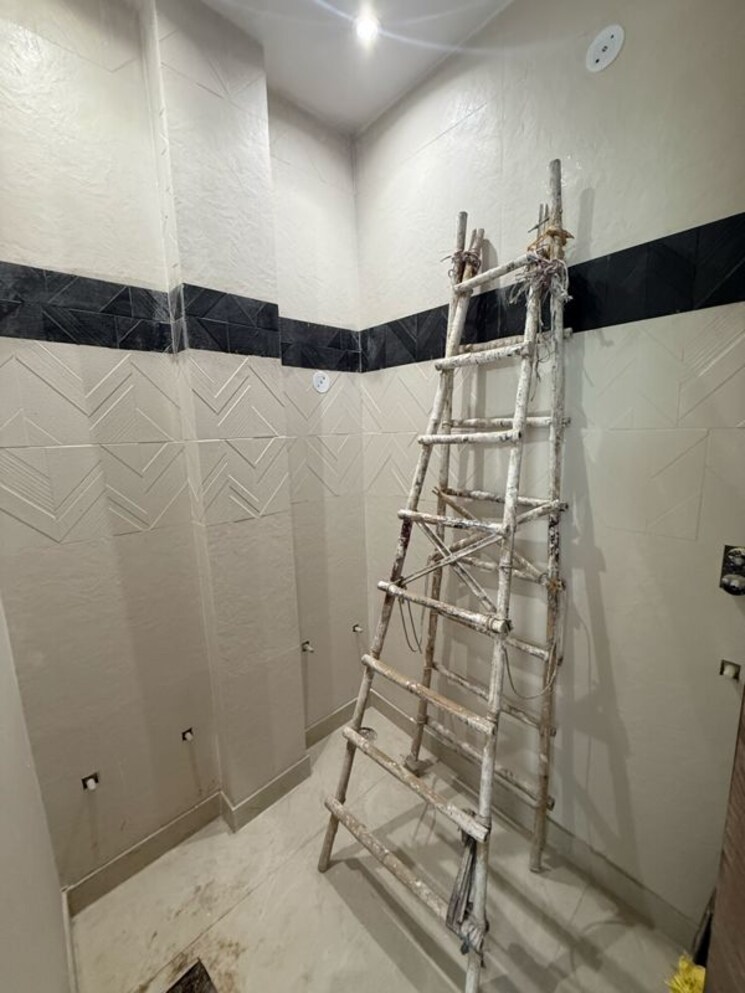 Bathroom, south extension 3 Bedroom 127 Sq.Yd. Builder Floor In South Extension Delhi 9807193