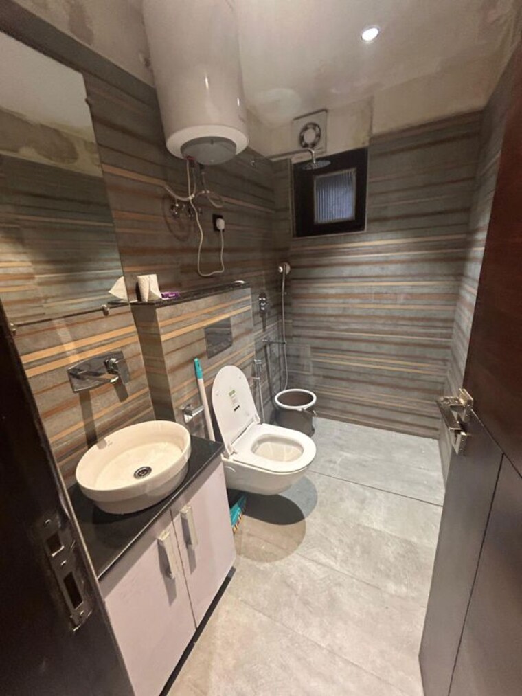 Bathroom, hauz khas 2 Bedroom 1100 Sq.Ft. Builder Floor In Hauz Khas Delhi 9807216