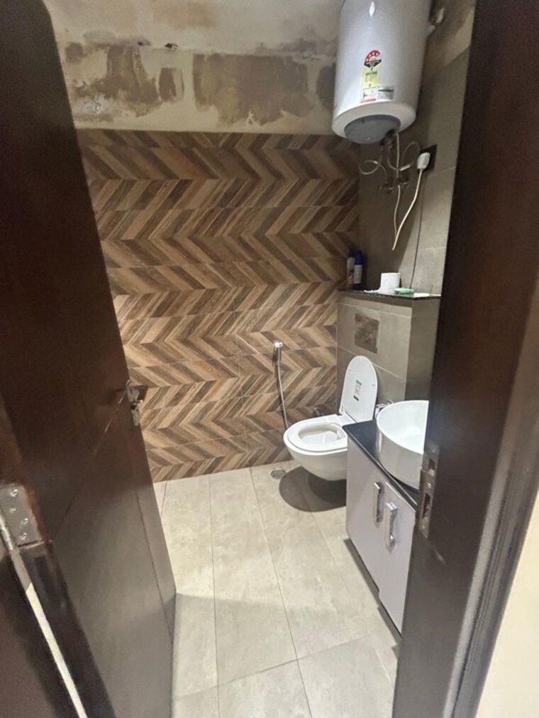 Bathroom, hauz khas 2 Bedroom 1100 Sq.Ft. Builder Floor In Hauz Khas Delhi 9807216