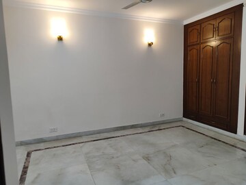 Room in 3 BHK Builder Floor at Sarvodaya Enclave – for Sale