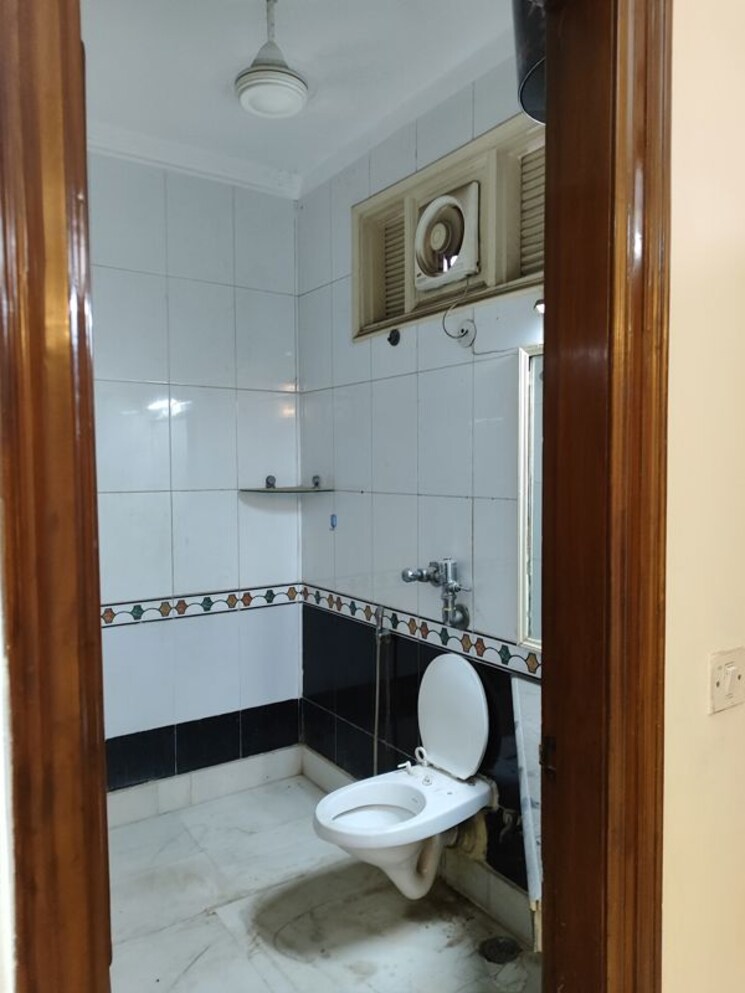 Bathroom, sarvodaya enclave 3 Bedroom 1864 Sq.Ft. Builder Floor In Sarvodaya Enclave Delhi 9807334