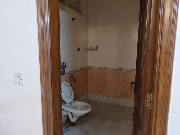 Bathroom, sarvodaya enclave 3 Bedroom 1878 Sq.Ft. Builder Floor In Sarvodaya Enclave Delhi 9807341