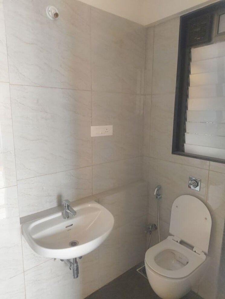 Bathroom, chandak-34-park-estate 2 Bedroom 670 Sq.Ft. Apartment In Goregaon West Mumbai 9807351