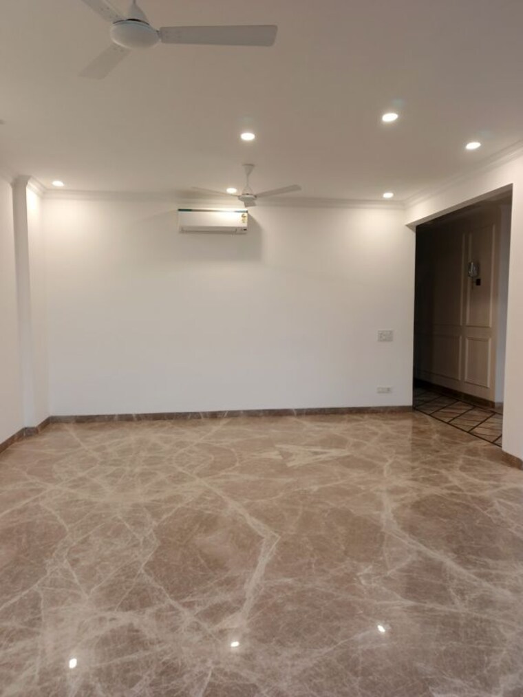 Room, defence colony 5 Bedroom 4200 Sq.Ft. Builder Floor In Defence Colony Delhi 9807484